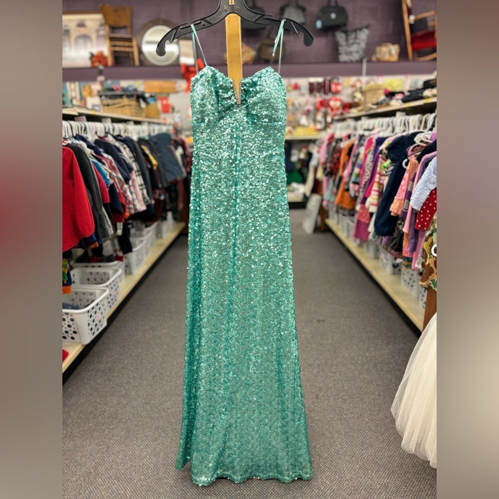 🛍️ Deb ladies small green with sequence formal dress